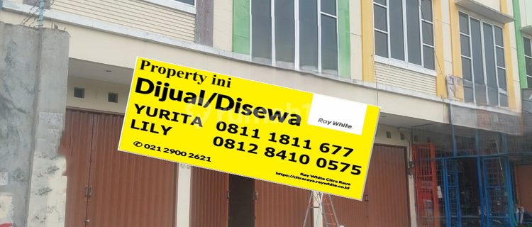 The shop house is bustling with visitors on the edge of Sumur Bandung Cisoka. 1