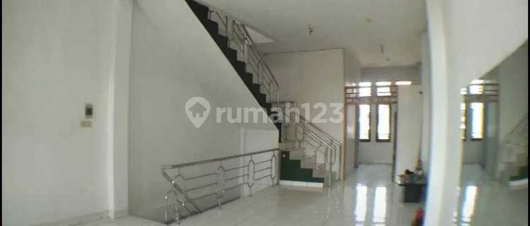 FOR RENT 3-STORY SHOPHOUSE ON JENDERAL SUDIRMAN STREET BANDUNG SUITABLE FOR BUSINESS LOCATION BUSY AND STRATEGIC 1