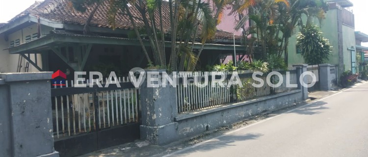 Strategic Old House Banjarsari Solo 1
