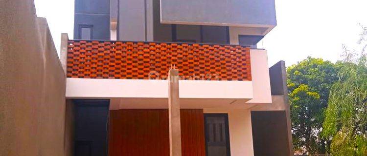 Rumah 2,5 Lt Modern Kontemporer Dalam Townhouse Few Rooftop Taman Kota 1