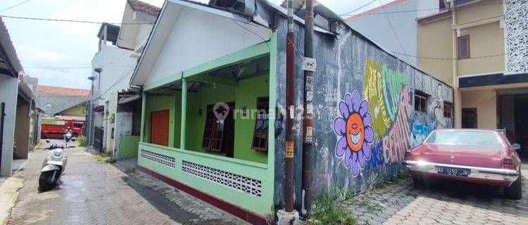 Rumah Bagus Unfurnished SHM di Jl Seturan Raya Dekat Upn, Yogyakarta 1