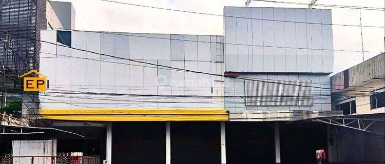 Bangunan Toko Ada Area Parkir Jalan Raya Semarang 1