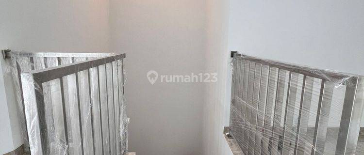 Dijual Cepat, Rumah 2 Lantai, Bagus, Siap Huni, Kamar Tidur 4,lokasi Kencana Loka Bsd       * Anna 1