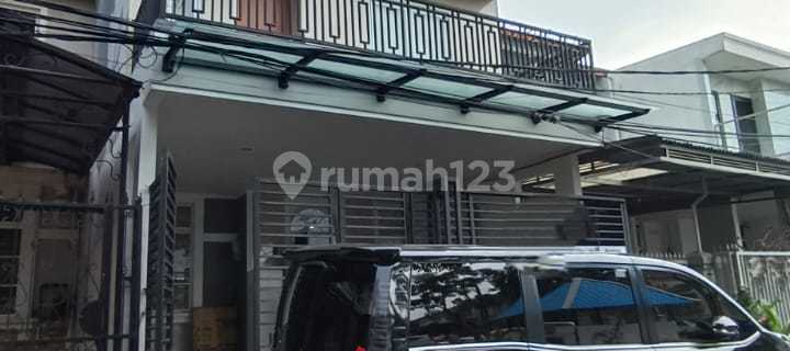 Dijual Rumah 2 lt, Rapi dan Bagus, hdp Timur, Row jln 2.5 mbl, Full Furnish, dpn taman, listrik 3500, SHM di Taman Semanan Indah, Jakbar 1