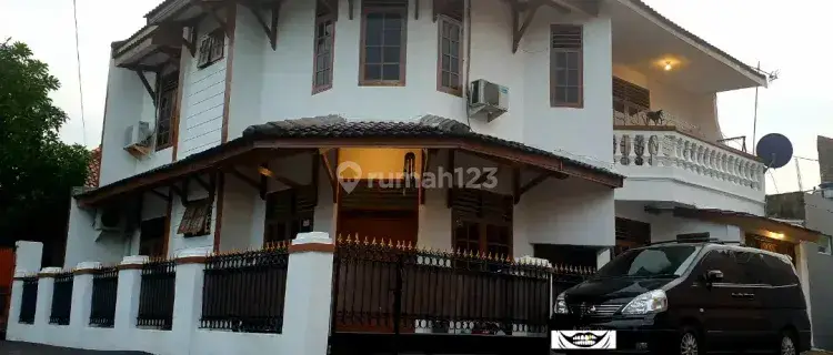 Rumah dijual 2Lantai di komplek perumahan Jatiwaringin Asri 1