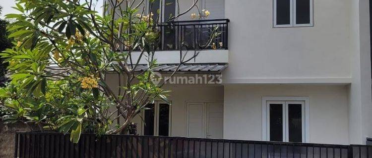 Rumah 2 Lantai Rapi Dalam Komplek 5 Menit ke Gerbang Toll 1