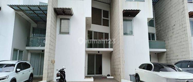 Rumah Disewakan 3 Lantai Bagus Semi Furnished  1