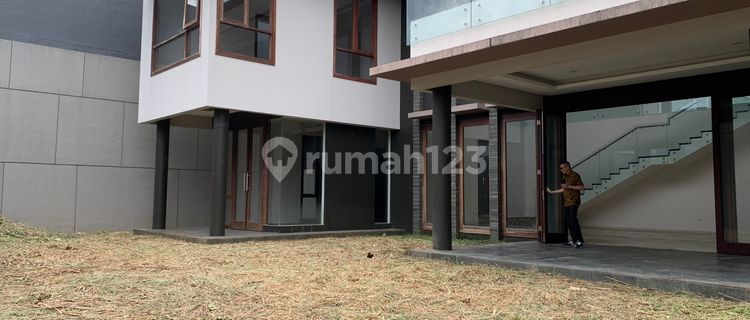 Rumah 2 Lantai Bagus Unfurnished SHM di Setra Duta, Bandung 1