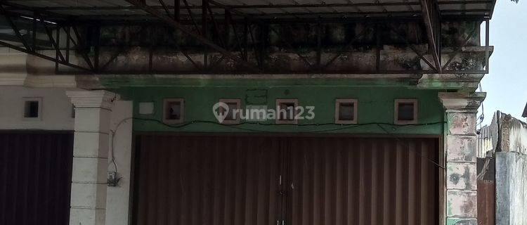 Ruko di Simpang 4 kantor gubernur, 2 lantai setengah. Ada halaman belakang luas. Pinggir jalan raya. Akses bagus. SHM 1