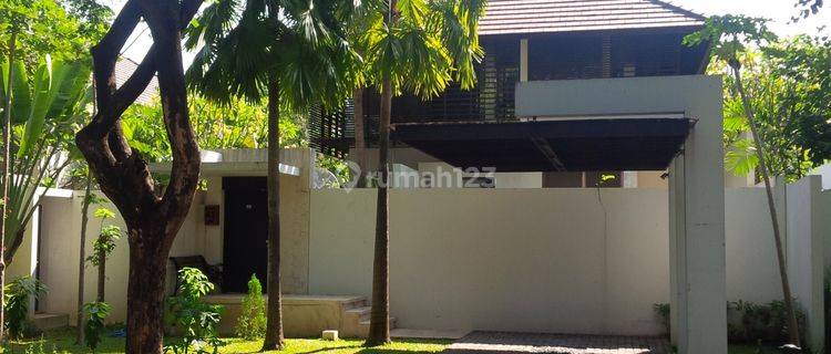 Isen Darmo Harapan - Rumah Model Villa Nyaman, Asri with Swimming Pool 1