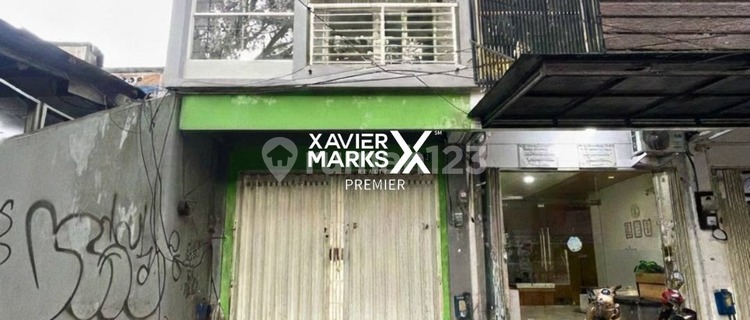 For Sale: Minimalist 2-Story Shop House in Good, Well-Maintained Condition with Spacious Parking Area, Ideal for Cafe and Culinary Business, Ready to Use, Located in a Busy and Central City Area on Main Road, Easy Access to City Center and Various Other Public Facilities in Cengger Ayam, Malang City, H275 1
