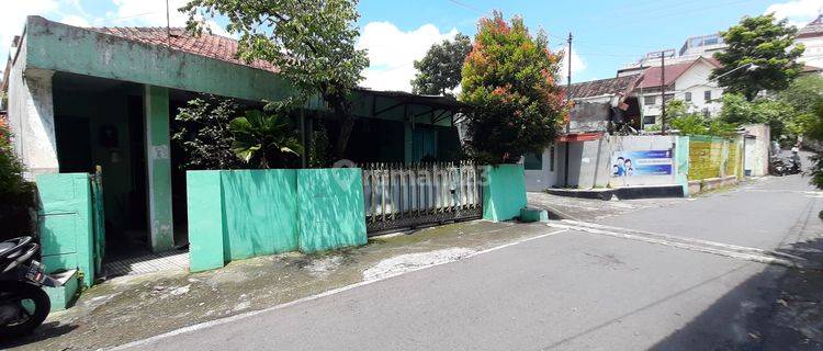 Rumah tua # jual tanah # kondisi masi layak di huny # kawasan perkampusan # dekat dengan mini market terkenal(alfamart/ indomaret) 1