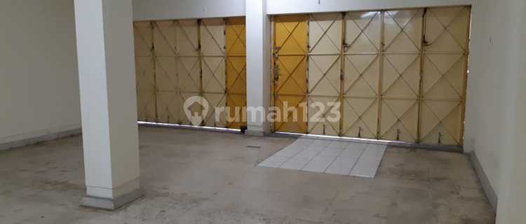 House on the Edge of Slamet Riyadi Street 1