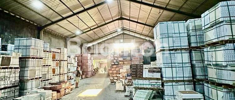 WONOSARI GUDANG MASIH BEROPERASI PINGGIR JALAN RAYA. SELANGKAH RINGROAD 1