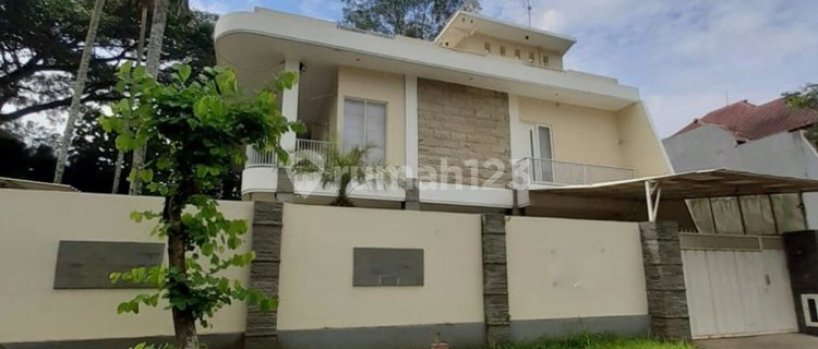 Hook House Prime Location at Araya Golf Malang 1