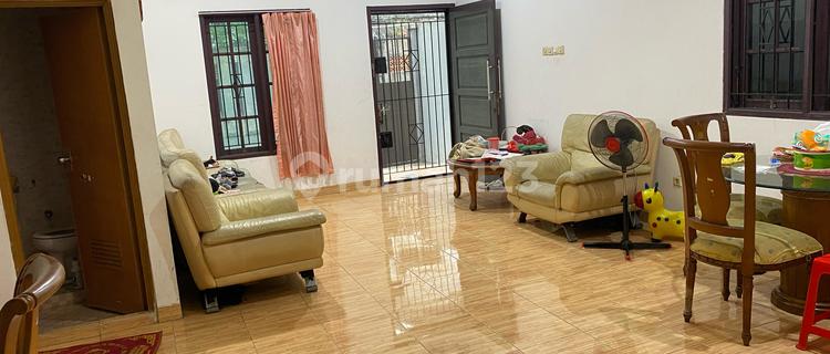 SHM Comfortable and Cozy House in Central Jakarta 1
