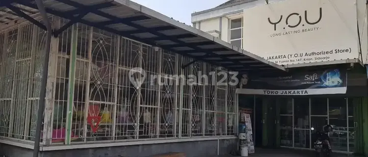 2 Shop Houses Demolished on M Yamin Street, Krian, Sidoarjo 1