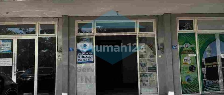 Shop house frontage on Ahmad Yani Street, in front of the Regional Police Office. 1
