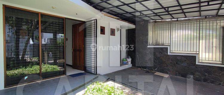 Rumah Bagus Dengan 3 Kamar Tidur di Setraduta, Bandung 1