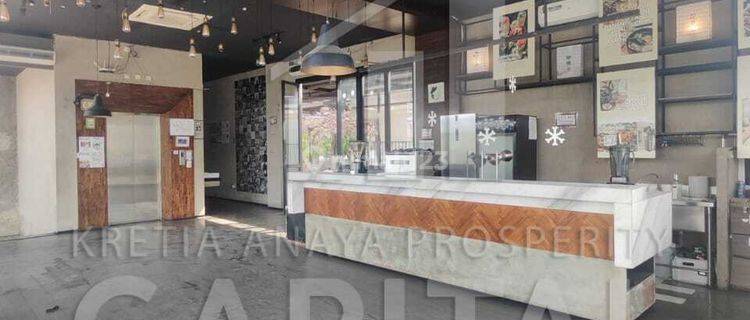 Gedung 4 Lantai dengan Elevator dan Parkir Luas di Cihampelas 1