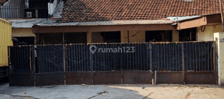 Dijual Rumah Tua Hitung Tanah di Jl. D. Poso Pejompongan 1