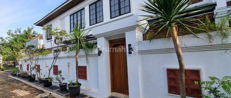 Rumah Second Rapi Cantik Mewah Kolam Renang di Bintaro Sektor 3 1