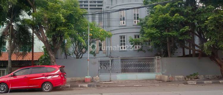 Dijual rumah kost Exclusive 99 kamar di jl Raden Patah 1