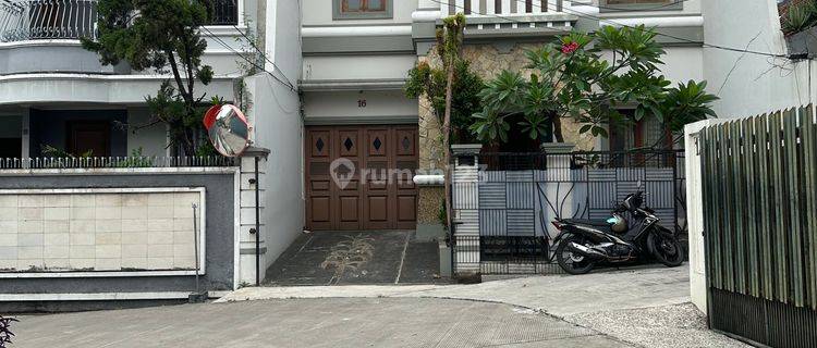 Rumah Cantik, Baru Renov Akses 2 Mobil Di Tomang Jakarta Barat 1