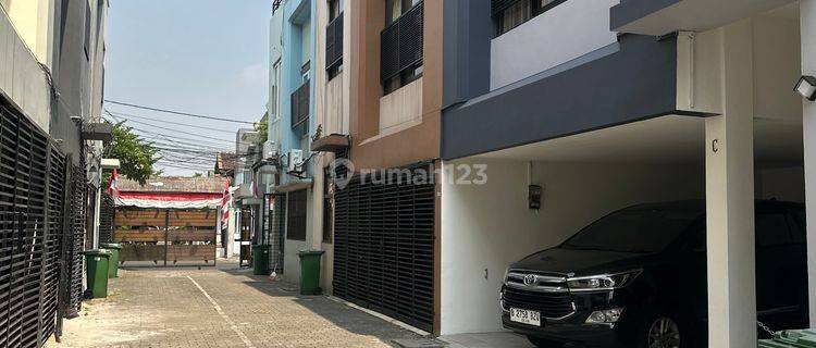 Rumah Cantik Siap Huni 2 1/2 Lantai Di tomang hero jakarta  1