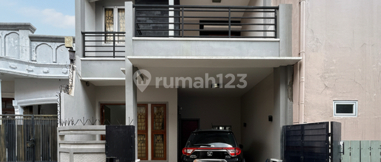 Ready-to-Occupy House in Tebet with Access for 2 Cars, Only 7 Minutes to Mt Haryono &amp; Inner City Toll Road 1