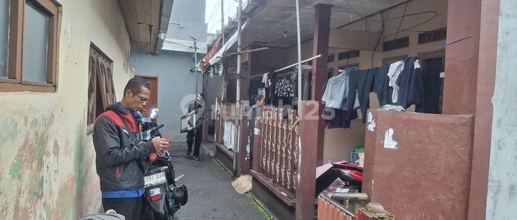 Looking to rent a house or find a strategic, safe, and peaceful rental in Bogor City? We have options available. Please contact the WhatsApp number listed in the ad. Thank you. Great SHM house located at Jl. Mayjen Ishak Djuarsa No. 51, Gunungbatu, Bogor Barat, Kota Bogor, Jawa Barat, Indonesia, 16118. 1