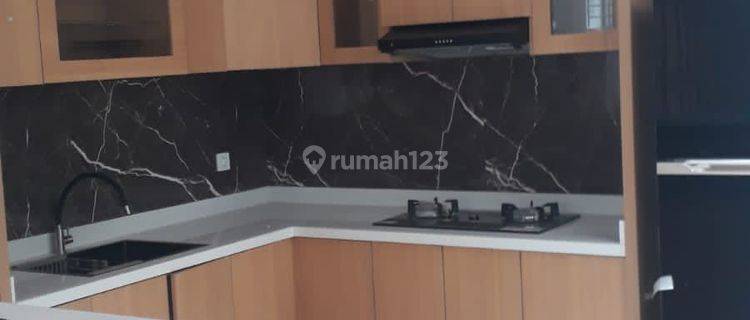 rumah 2 lantai di hook dan dekat taman dalam cluster  1