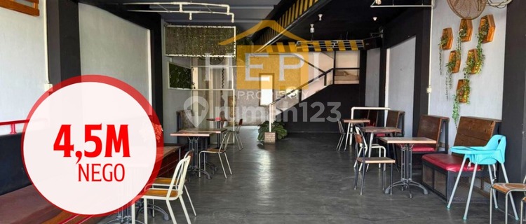 For sale commercial space with 3 bonus rooms, can also be used as a residence. Located in Pleburan, central Semarang city, the center of activity. 1