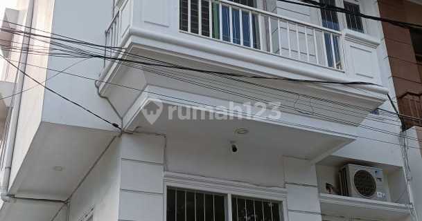 Rumah 3 Lantai Semi Furnished Dimuara Karang Jakarta Utara.  1