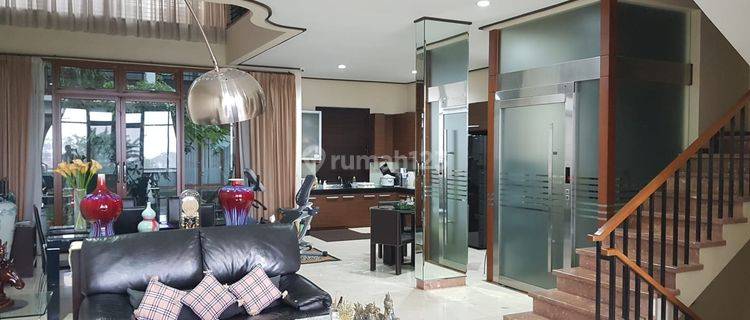 Rumah 3 Lantai Bagus Semi Furnished di Setra Duta, Bandung 1