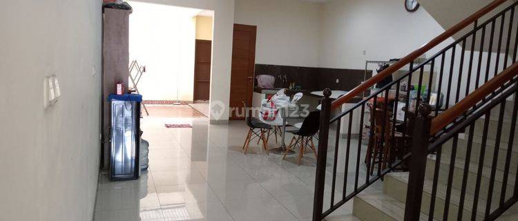 Rumah 3 Lantai di Jalan Gajah Mada,ukuran Lt  5x33,baru,siap huni,bagus, murah, SHM, nego 1