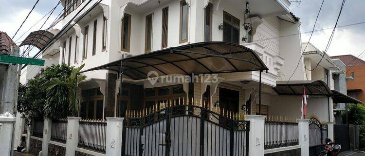 Rumah Kontrakan 2,5 Lantai, Furnished, Bagus, Siap Huni Di Tebet 1