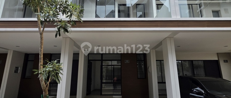 For Rent: PIK 2 House Size 4.5x10, 3 Floors, 3 Bedrooms, 65 Million/Year! 1