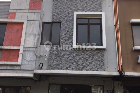 For Rent: 4-Story Shophouse Ready to Occupy, Strategic Location. In Newton Legenda Wisata Cibubur. 1