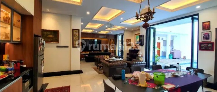 Nice and Luxurious House in Kemang 1