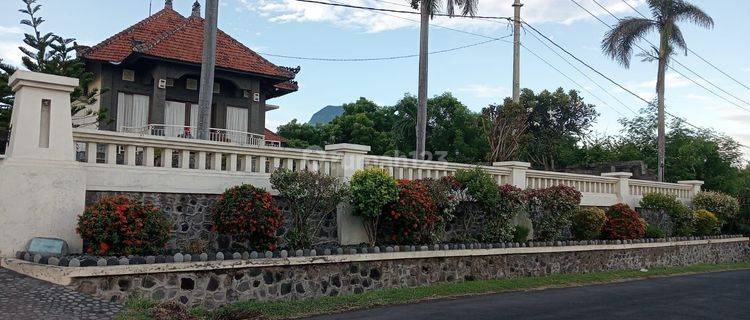 Di jual villa lokasi strategis Karangasem view pantai 1