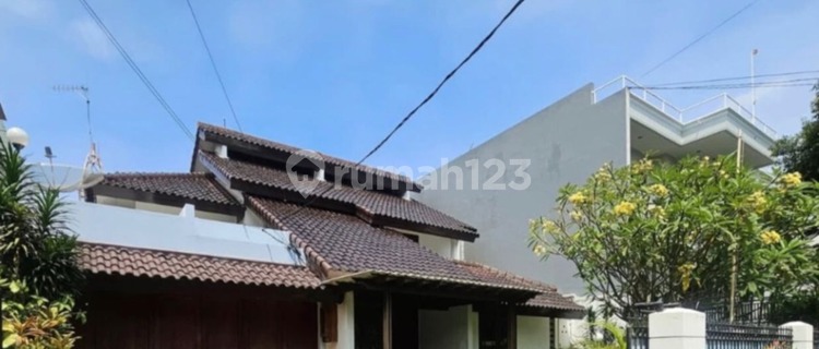 HOUSE in SENOPATI area, KEBAYORAN BARU, land size 368m²/building size 366m². Price 24M. 1