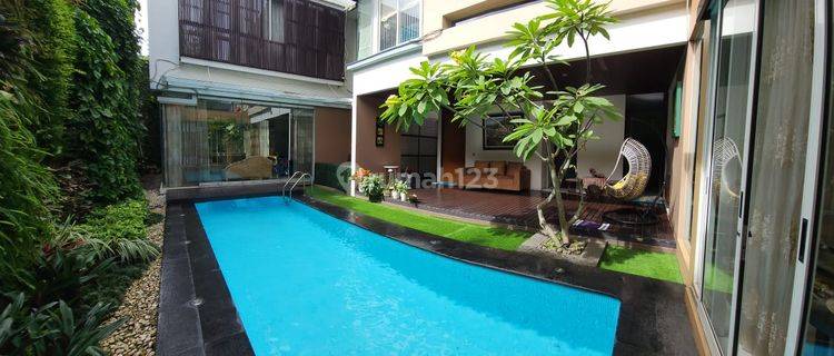 Rumah Mewah Semi Furnished, Dengan Kolam Renang di Kbp 1