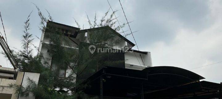 Rumah Sultan 3 Lantai, Fully Furnished Lokasi Tengah Kota 1