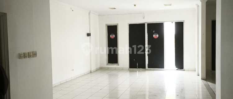 For Sale and Rent, 3-Unit Shophouse Row, Banjar Wijaya 1