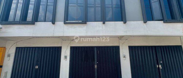 Ruko Baru di Raya Ploso Raya Baru 2,5 Lantai Area Parkiran Luas 1
