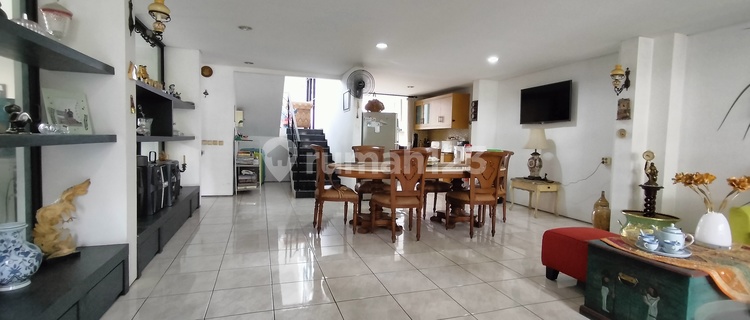 Rumah 2 lantai homey dalam komplek perumahan  1
