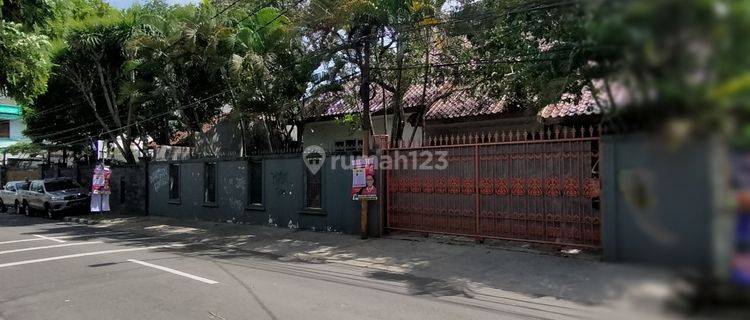 Rumah Menarik 3 lantai di Perdatam - Pengadegan Jakarta Selatan  1