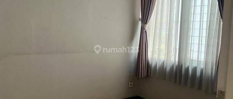 Jual sewa rumah semi furnished singgasana Pradana  1