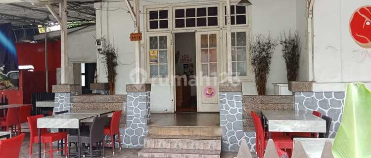 House with a Spacious Yard near Tugu Malioboro Hotel Tentrem, Tegalrejo Location, Yogyakarta 1